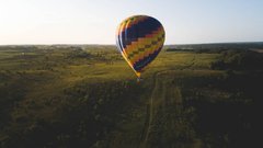 Фотообои Воздушный шар над равнинами Артикул nfi_02085