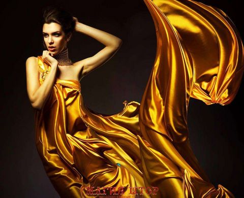 Фотообои В золотом платье Артикул 2674