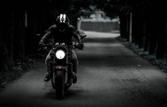 Фотообои Мотоциклист на улице Артикул nfi_02627