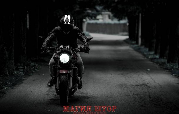 Фотообои Мотоциклист на улице Артикул nfi_02627
