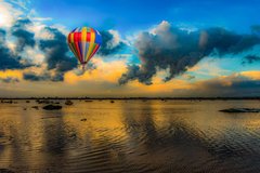 Фотообои Воздушный шар над водой Артикул nfi_02093