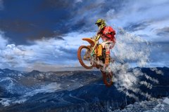 Фотообои Мотоциклист над горами Артикул nfi_02588