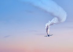 Фотообои Самолет с белым дымом Артикул nfi_02711
