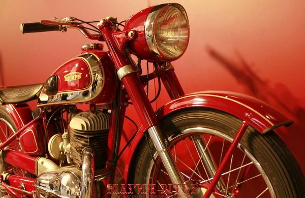 Фотообои Красный мотоцикл Артикул nfi_02626