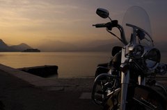 Фотообои Мотоцикл у воды Артикул nfi_02558