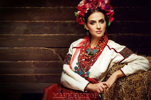 Фотообои Украинка в национальной одежде Артикул 40039