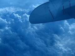 Фотообои Крыло самолета и облака Артикул nfi_02729