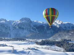 Фотообои Воздушный шар и зимние горы Артикул nfi_02073