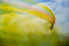 Фотообои Самолеты с желтым дымом Артикул nfi_02699