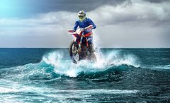 Фотообои Мотоциклист в море Артикул nfi_02563