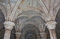 Фотообои Колонны в интерьере замка Артикул 2359