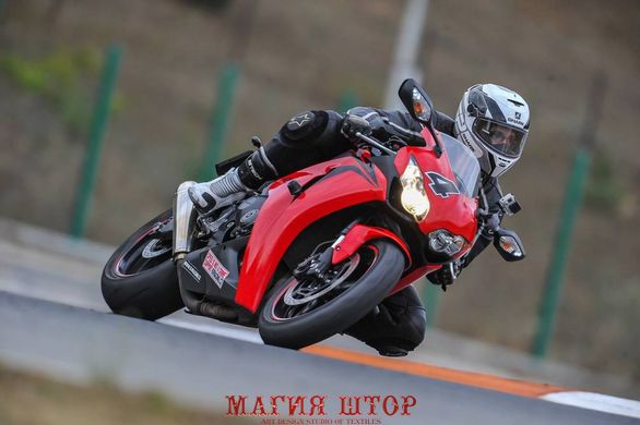 Фотообои Мотоциклист на красном мотоцикле Артикул nfi_02596