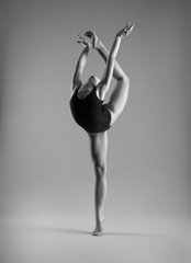 Фотообои Девушка танцует Артикул shut_3446
