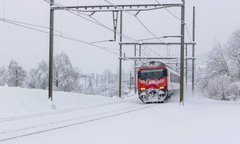Фотообои Красный поезд в снегу Артикул nfi_02379